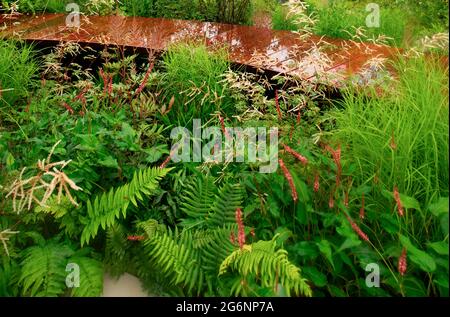 The Cancer Research UK ist The Legacy Garden beim Hampton Court Palace Garden Festival 2021 Stockfoto