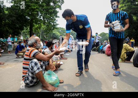 Dhaka, Bangladesch. Juli 2021. Die armen Menschen haben während der landesweiten Sperre von Studenten der Dhaka University die Lebensmittelverteilung beobachtet. (Foto von MD Manik/SOPA Images/Sipa USA) Quelle: SIPA USA/Alamy Live News Stockfoto