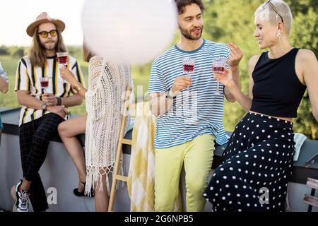 Zwei Freunde hängen beim Picknick im Freien Stockfoto