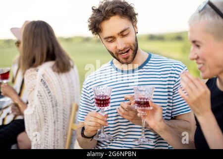 Zwei Freunde hängen beim Picknick im Freien Stockfoto