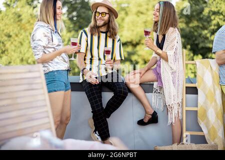 Freunde hängen beim Picknick im Freien Stockfoto
