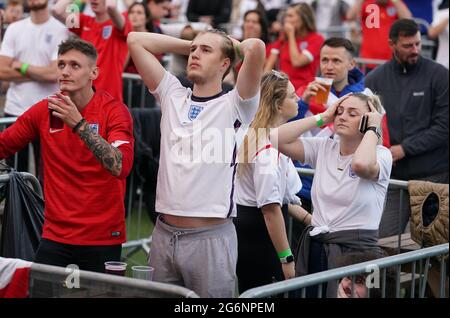 Die Fans in Manchester reagieren auf Dänemarks erstes Tor, als sie das Halbfinale der Euro 2020 zwischen England und Dänemark verfolgen. Bilddatum: Mittwoch, 7. Juli 2021. Stockfoto