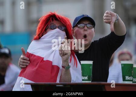 Die Fans auf dem Trafalgar Square reagieren auf Dänemarks erstes Tor, als sie das Halbfinale der Euro 2020 zwischen England und Dänemark verfolgen. Bilddatum: Mittwoch, 7. Juli 2021. Stockfoto