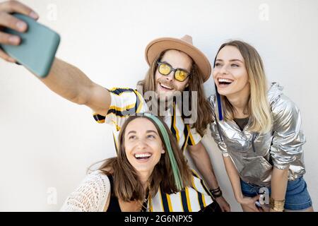 Stylische Freunde, die Selfie-Fotos auf dem Telefon machen Stockfoto