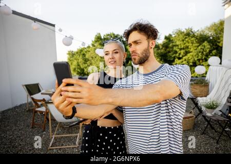 Zwei Freunde hängen beim Picknick im Freien Stockfoto