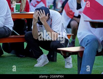 Die Fans auf dem Trafalgar Square reagieren auf Dänemarks erstes Tor, als sie das Halbfinale der Euro 2020 zwischen England und Dänemark verfolgen. Bilddatum: Mittwoch, 7. Juli 2021. Stockfoto