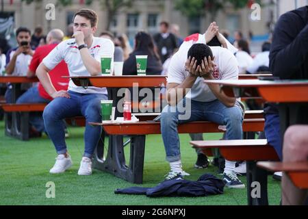 Die Fans auf dem Trafalgar Square reagieren auf Dänemarks erstes Tor, als sie das Halbfinale der Euro 2020 zwischen England und Dänemark verfolgen. Bilddatum: Mittwoch, 7. Juli 2021. Stockfoto