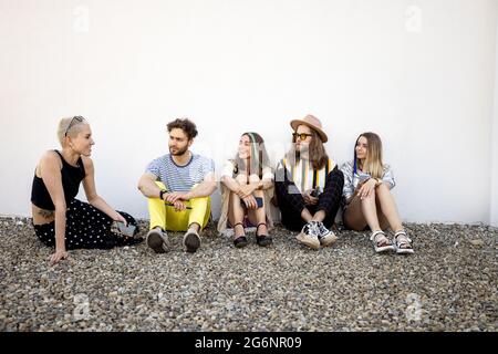 Freunde im freien sprechen Stockfoto