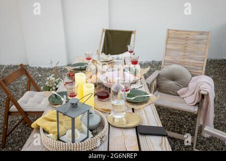 Wunderschön dekorierte Dachterrasse mit Esstisch Stockfoto