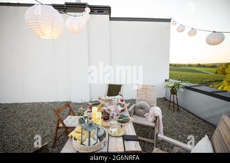 Wunderschön dekorierte Dachterrasse mit Esstisch Stockfoto