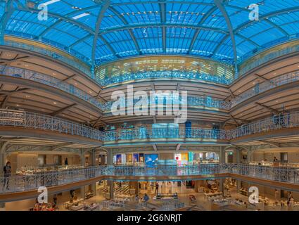 Paris, Frankreich - 07 02 2021: Kaufhaus La Samaritaine. Innenansicht des Gebäudes Stockfoto