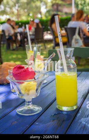 Eis und ein Glas Limonade. Süß, duftend, erfrischend, mit einer leichten Säure. Erfrischender Sommerdrink. Stockfoto