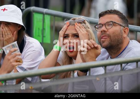 Die Fans in Manchester reagieren auf Dänemarks erstes Tor, als sie das Halbfinale der Euro 2020 zwischen England und Dänemark verfolgen. Bilddatum: Mittwoch, 7. Juli 2021. Stockfoto