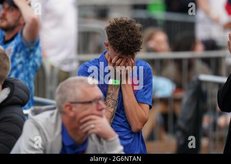 Die Fans in Manchester reagieren auf Dänemarks erstes Tor, als sie das Halbfinale der Euro 2020 zwischen England und Dänemark verfolgen. Bilddatum: Mittwoch, 7. Juli 2021. Stockfoto