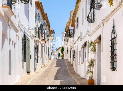 Typische Ansicht der Altstadt von Altea in Spanien. Schönes Dorf mit Kopfsteinpflaster engen Gassen, typisch mediterrane weiße Häuser und Laternen, beliebt Stockfoto