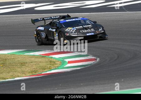 Mugello Circuit, Italien - 2. Juli 2021: Lamborghini Huracan GT3 Evo vom italienischen Team fährt mit Dionisio Ermanno - Varini Alfredo - Barri Giacomo Stockfoto