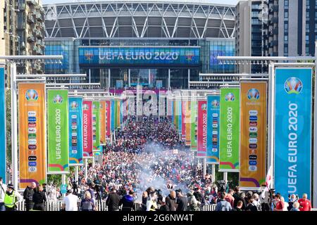 London, Großbritannien. Juli 2021. Fans kommen zum Halbfinale der Fußball-Europameisterschaft zwischen England und Dänemark nach Wembley, England Quelle: SPP Sport Press Foto. /Alamy Live News Stockfoto