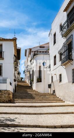 Altstadt von Altea, Spanien. Schönes Dorf mit Kopfsteinpflaster enge Schritt Straße, typisch mediterrane weiße Häuser und Laternen, beliebt bei Touristen Stockfoto