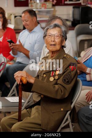 7. Juli 2021, Milwaukee, Wisconsin, USA: DR. DAVID TOY trägt seine ursprüngliche Uniform der US-Armee und wartet auf die Verleihung der Dienstmedaille. US-Senator Tammy Baldwin, die Organisation der chinesischen Amerikaner-Wisconsin Chapter und der Chinese Golden Age Club von Milwaukee geehrt.DR. DAVID TOY, 97, am Mittwoch, den 7. Juli 2021, erhält die chinesisch-amerikanische Veteranendienstmedaille des Zweiten Weltkriegs an der Chinese Community Baptist Church in Milwaukee. DR. DAVID TOY war kein US-Bürger, als er in die US-Armee eingezogen wurde, wo er von März 1943 bis März 1946 diente, er war in Kunming, China-B, stationiert Stockfoto