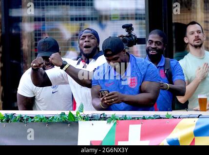 Adebayo Akinfenwa von Wycombe Wanderers (zweite links) im BOXPARK in Croydon reagiert, als er sich das Halbfinale der EM 2020 zwischen England und Dänemark ansieht. Bilddatum: Mittwoch, 7. Juli 2021. Stockfoto