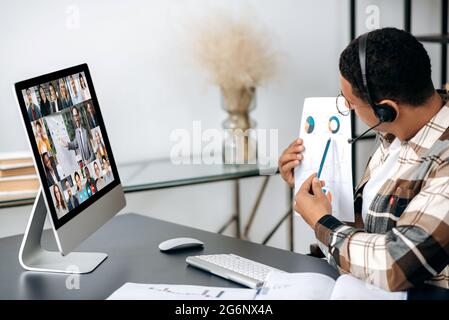 Online-Business-Video-Meeting. Der hispanische Mitarbeiter oder ceo kommuniziert per Videokonferenz mit Geschäftspartnern, diskutiert ein Projekt, analysiert einen Geschäftsplan und zeigt seinen Gesprächspartnern ein Diagramm Stockfoto