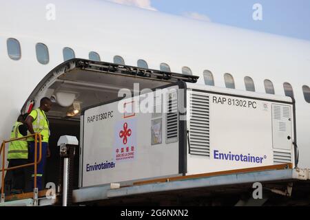 (210707) -- BANGUI, 7. Juli 2021 (Xinhua) -- Arbeiter entladen am 6. Juli 2021 eine Charge von China-gespendeten COVID-19-Impfstoffen auf dem internationalen Flughafen M'poko in Bangui, Zentralafrikanische Republik. Die Regierung der Zentralafrikanischen Republik (CAR) hat am Dienstag eine Charge COVID-19-Impfstoff erhalten, der von China gespendet wurde. (Chinesische Botschaft im AUTO/Handout über Xinhua) Stockfoto