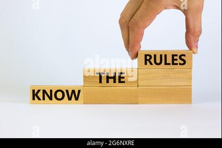 Kennen Sie das Regelsymbol. Holzblöcke mit den Worten „Know the rules“ auf schönem weißen Hintergrund. Geschäftsmann Hand. Business, kennen Sie das Regelkonzept. Co Stockfoto