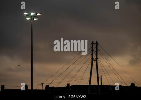 Aberystwyth, Großbritannien. Juli 2021. Park Avenue bei Sonnenuntergang. Connahs Quay gegen FC Alashkert in der ersten Qualifikationsrunde der UEFA Champions League am 7. Juli 2021 in der Park Avenue. Quelle: Lewis Mitchell/Alamy Live News Stockfoto