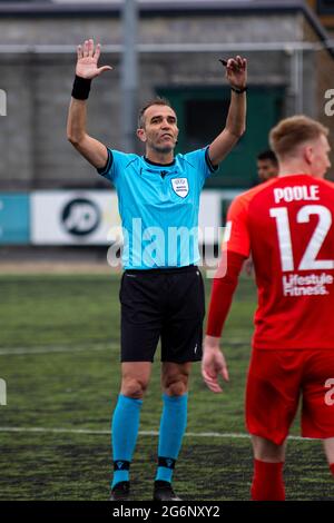 Aberystwyth, Großbritannien. Juli 2021. Schiedsrichter Vasilis Dimitriou. Connahs Quay gegen FC Alashkert in der ersten Qualifikationsrunde der UEFA Champions League am 7. Juli 2021 in der Park Avenue. Quelle: Lewis Mitchell/Alamy Live News Stockfoto