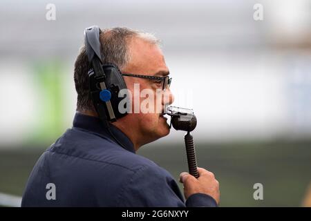 Aberystwyth, Großbritannien. Juli 2021. S4C-Kommentator Malcolm Allen. Connahs Quay gegen FC Alashkert in der ersten Qualifikationsrunde der UEFA Champions League am 7. Juli 2021 in der Park Avenue. Quelle: Lewis Mitchell/Alamy Live News Stockfoto