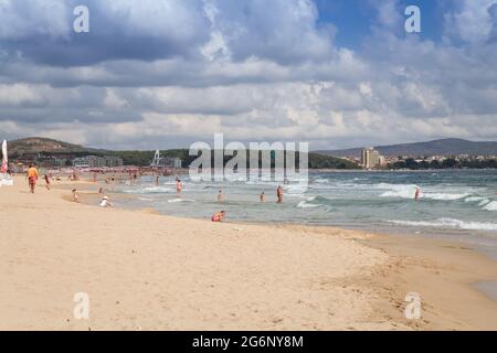 Strand mit Menschen, die sich am blauen Himmel mit weißen Wolken ausruhen Stockfoto