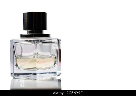 Transparente Flasche von warmen farbigen halb gefüllt Parfüm isoliert auf weißem Hintergrund. Modeproduktkonzept. Stockfoto