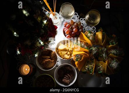 Blick von oben auf Buffet Snacks für Wein auf dem Buffet Tisch. Kalte Snacks wie Kekse, Nüsse, Sandwiches und Nachos. Partytisch mit funkelndem weißen Gewinn Stockfoto