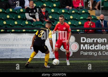 Aberystwyth, Großbritannien. Juli 2021. Jamie Mullan vom Connahs Quay in Aktion. Connahs Quay gegen FC Alashkert in der ersten Qualifikationsrunde der UEFA Champions League am 7. Juli 2021 in der Park Avenue. Quelle: Lewis Mitchell/Alamy Live News Stockfoto