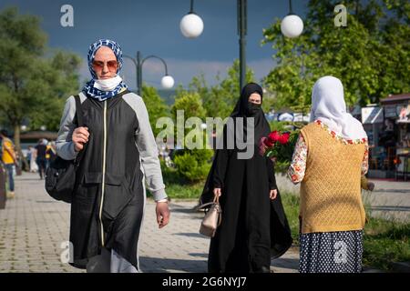 Sakarya, Türkei-Juni 5 2021: Muslimische Frauen tragen verschiedene Kleider und Hijab und leben in Frieden. Stockfoto