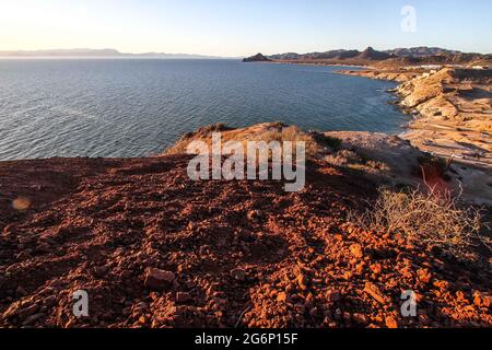 Landschaft aus rötlichen Felsen auf einem Hügel bei Sonnenuntergang im Bahia en Kino Teil des Golfs von Kalifornien oder Sea of Cortez in Hermosillo, Mexiko. (Foto von Luis Gutierrez / Norte Photo) Paisaje de rocas color rojiso en la cima de un cerro al atardecer en bahia en Kino parte del Golfo de California o Mar de Cortez en Hermosillo, Mexiko. (Foto von Luis Gutierrez / Norte Photo ) Stockfoto
