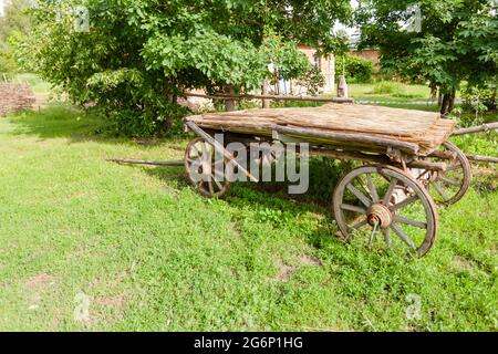 Oldtimer für Pferd, Wagen im Dorf Stockfoto