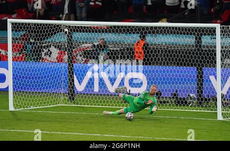 Der dänische Torhüter Kasper Schmeichel rettet während des UEFA-EM-Halbfinalsspiels 2020 im Wembley-Stadion in London eine Strafe vor dem englischen Harry Kane. Bilddatum: Mittwoch, 7. Juli 2021. Stockfoto