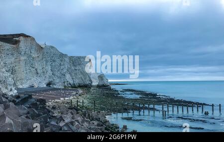 Der Seven Sisters Cliffs Walk: Eine unvergessliche Wanderung von Seaford nach Eastbourne, England. Alle Wanderwege. Geht hinaus und geht Stockfoto