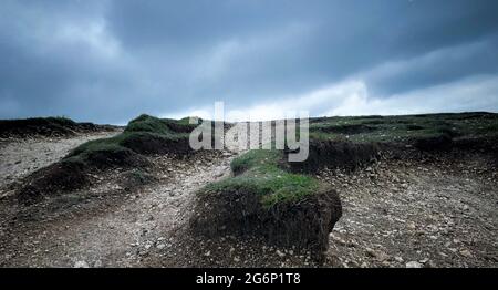 Der Seven Sisters Cliffs Walk: Eine unvergessliche Wanderung von Seaford nach Eastbourne, England. Alle Wanderwege. Geht hinaus und geht Stockfoto