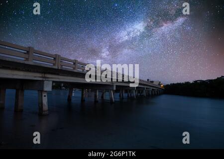 Nachthimmel über die Brücke über den Hickory Pass, der zum Meer in Bonita Springs, Florida führt. Stockfoto