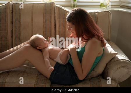 Eine Mutter, die ihr Baby ansieht Stockfoto