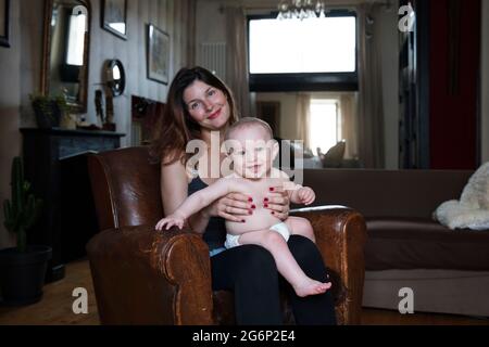 Eine Frau mit ihrem Baby auf ihrem Schoß Stockfoto