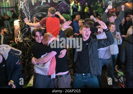 Digbeth, Birmingham, Großbritannien 7. Juli 2021 Fans feiern ein Tor gegen Dänemark in der Verlängerung des Halbfinals der Euro 2020. Die Fans brachen aus, als sie die Big Fang Popup Bar unter Eisenbahnbögen im Stadtzentrum von Birmingham beobachteten. PIC by Credit: Stop Press Media/Alamy Live News Stockfoto