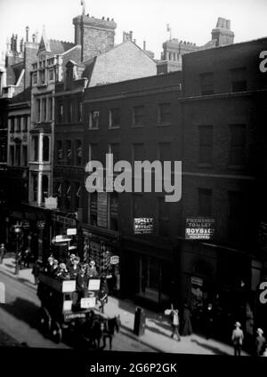 AJAXNETPHOTO. 1908-1911. LONDON, ENGLAND. - EDWARDIAN HOLBORN - BLICK AUF DEN VERKEHR UND DIE GESCHÄFTE AUF HOLBORN BEI NR 302. PFERDE GEZOGENE OMNIBUS-PASSAGIERE AUF OFFENEM OBERDECK. FOTOGRAF:UNBEKANNT © DIGITAL IMAGE COPYRIGHT AJAX VINTAGE PICTURE LIBRARY SOURCE: AJAX VINTAGE PICTURE LIBRARY COLLECTION REF:212904 2 Stockfoto