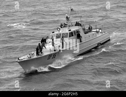 AJAXNETPHOTO. NOVEMBER 1982. CHANNEL WATERS, ST.MALO, FRANKREICH. - FRANZÖSISCHER ZOLLABSCHNEIDER DF36 BEI PRESSE UND ZUSCHAUERN AM START DES RENNENS DER ROUTE DU RHUM YACHT IM KANAL. FOTO: JONATHAN EASTLAND/AJAX REF:821007 F2075 Stockfoto