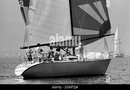 AJAXNETPHOTO. JULI 1979. SOLENT, COWES, ENGLAND. - SINGAPORE CUP YACHT - BUGIS BEIM START DES COWES-DINARD OFFSHORE RENNENS. FOTO: JONATHAN EASTLAND/AJAX REF:2790707 35 23 Stockfoto