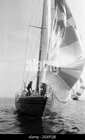 AJAXNETPHOTO. JULI 1979. SOLENT, COWES, ENGLAND. - FRANZÖSISCHER EINLASS - GAULOISES 3 BEIM START DES COWES-DINARD OFFSHORE RENNENS. FOTO: JONATHAN EASTLAND/AJAX REF:2790707 37 27 Stockfoto