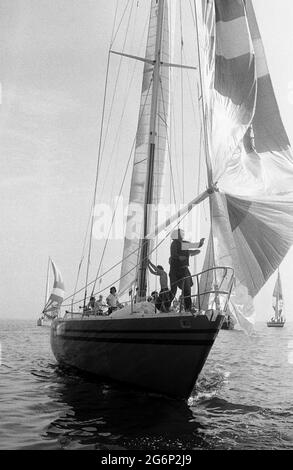 AJAXNETPHOTO. JULI 1979. SOLENT, COWES, ENGLAND. - FRANZÖSISCHER EINLASS - GAULOISES 3 BEIM START DES COWES-DINARD OFFSHORE RENNENS. FOTO: JONATHAN EASTLAND/AJAX REF:2790707 38 26 Stockfoto