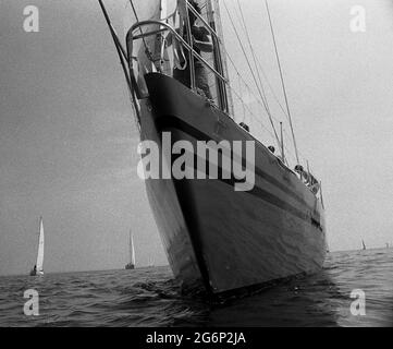 AJAXNETPHOTO. JULI 1979. SOLENT, COWES, ENGLAND. - FRANZÖSISCHER EINLASS - GAULOISES 3 BEIM START DES COWES-DINARD OFFSHORE RENNENS. FOTO: JONATHAN EASTLAND/AJAX REF:2790707 4 29 Stockfoto